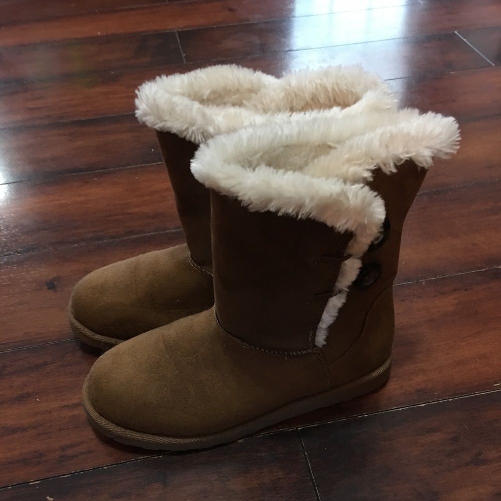 Fuzzy short boots